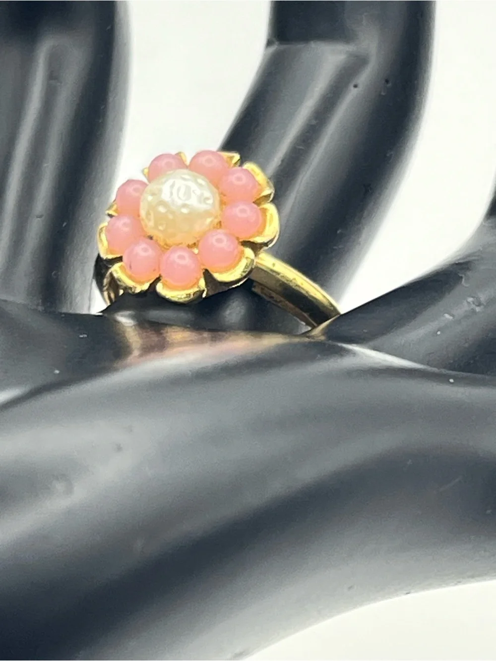 Daisy flower pale pink/ purple gold tone vintage ring size 9 faux pearl